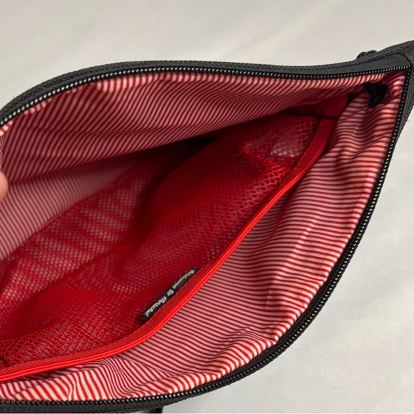 Herschel’s Crossbody Bag | Black | 11 in. X 9 in. - Picture 5 of 7